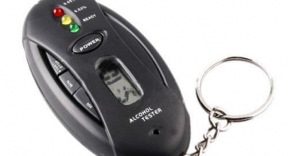 Digitaler LCD Alkoholtester mit Schlüsselanhänger, Taschenlampe und Timer für 2,89€ inkl. Versand