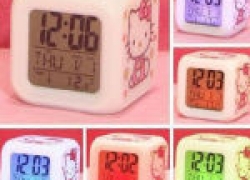1 x Farbwechselnder “Hello kitty” Würfel LED-Wecker für 6,59 Euro inklusive Versand