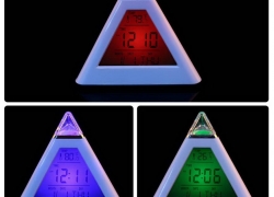 Pyramiden Farbwechsel Wecker mit Thermometer, Kalender, Alarmfunktion + Lichteffekte für 2,94€ inkl. Versand