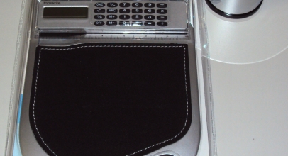 1 x Mauspad mit Handauflage, Tischrechner,  Kugelschreiber + hochwertiger Stiftehalter für 11,90 Euro inklusive Versand