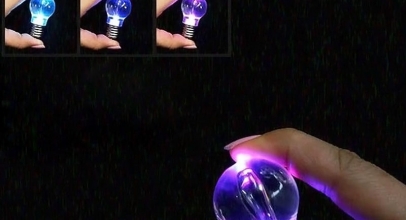 Farbwechselnde Mini LED Schlüsselanhänger-Lampe “Glühbirne” für 1,00€ inkl. Versand