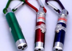 Mini LED Taschenlampe mit Karabinerhaken für 1,00€ inkl. Versand