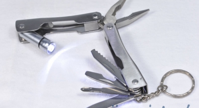 1 x Portable Outdoor Edelstahl Multifunktionswerkzeug/Zange mit LED-Licht als Schlüsselanhänger für 5,81 Euro inklusive Versand