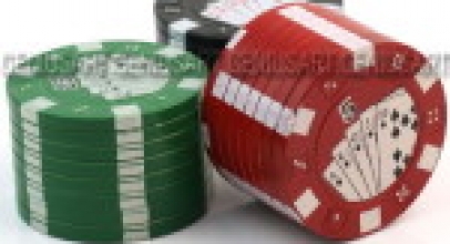 3-teilige “Pokerchip” Kräutermühle mit Sieb und Behälter für 3,77€ inkl. Versand