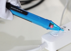 Berührungsloser LED Pen Strom-/Spannungsprüfer mit Clip für nur 0,94€ inkl. Versand