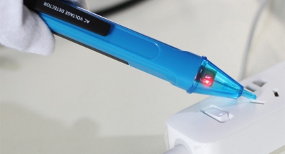 Berührungsloser LED Pen Strom-/Spannungsprüfer mit Clip für nur 0,94€ inkl. Versand