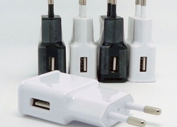 1 x Universal USB-Adapter Ladegerät für 1,19 Euro inklusive Versand
