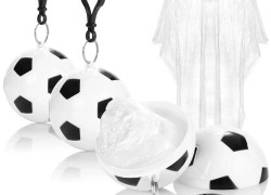 Notfall Poncho – 3x Regenponcho in einer Plastikkugel mit Karabinerhaken (EM, Konzert, Stadion) für 9,99€ inkl. Versand!