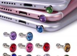 10x Strass Kopfhöreranschluss Staubschutz-Stöpsel für 1,99€ inkl. Versand