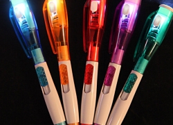 Kugelschreiber mit LED Lampe für 1,-€ inkl. Versand